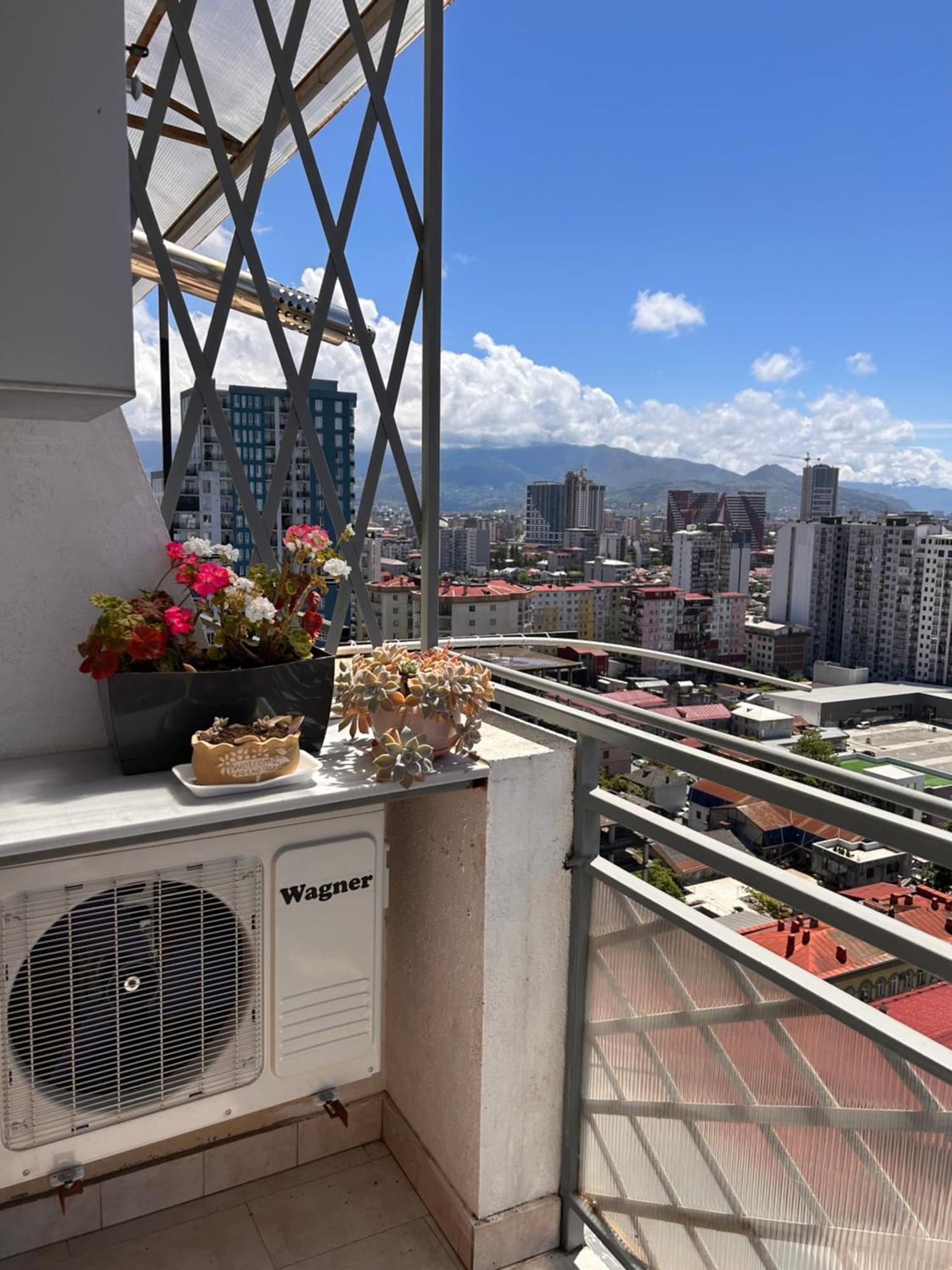 Თათულის Ბუდე -Tatuli Nest Appartement Batoemi Buitenkant foto